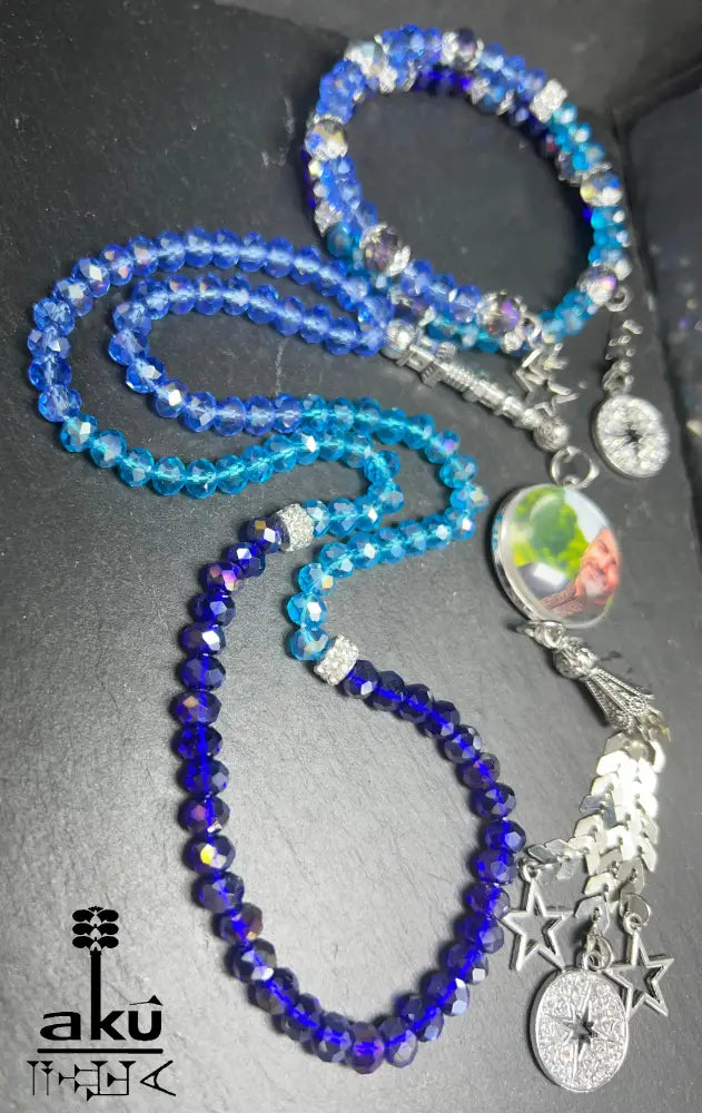 Personalisierte Tasbih und Armreif besteht aus 99 facettierte helle schimmernde Kristalleperlen.