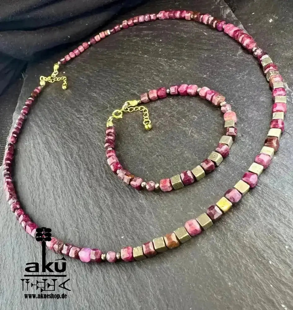Rubin Halskette und Armband, natürliches Edelstein Schmuckset 925er Silber vergoldet, Herzchakra Meditationsenergie - AkueShop
