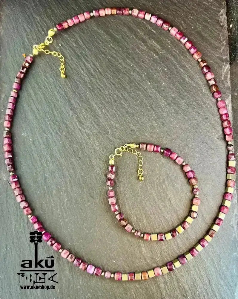 Rubin Halskette und Armband, natürliches Edelstein Schmuckset 925er Silber vergoldet, Herzchakra Meditationsenergie - AkueShop