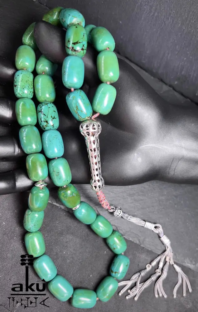 33er Tasbih aus natürlich türkisem Chrysokoll, 18×13 mm zylinderförmige Perlen, 5 cm Minarett aus 925er Sterlingsilber, 40+13 cm Länge, 186 g Gewicht, mit goldfarbener Seidenquaste.