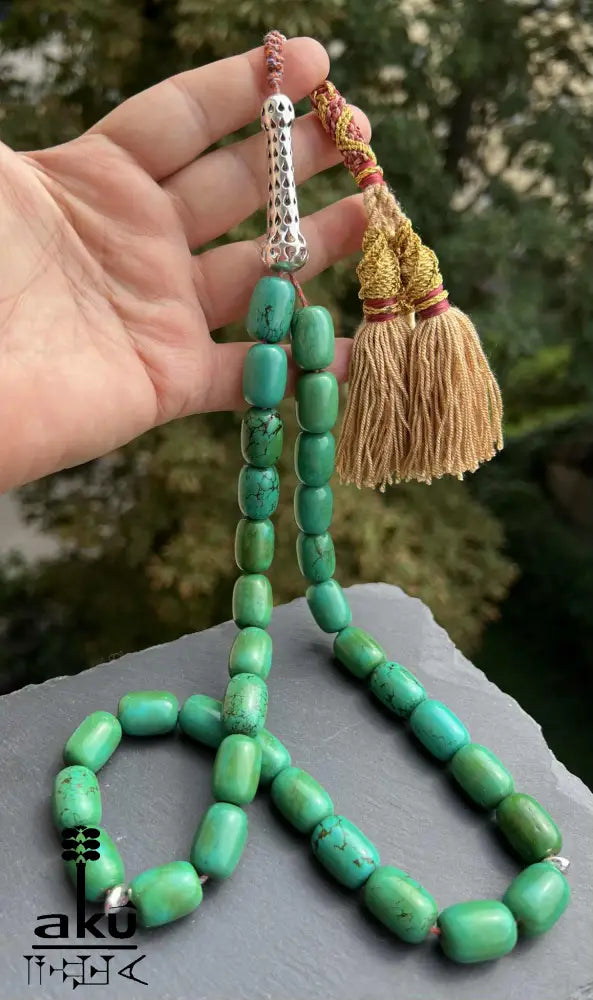 33er Tasbih aus natürlich türkisem Chrysokoll, 18×13 mm zylinderförmige Perlen, 5 cm Minarett aus 925er Sterlingsilber, 40+13 cm Länge, 186 g Gewicht, mit goldfarbener Seidenquaste.