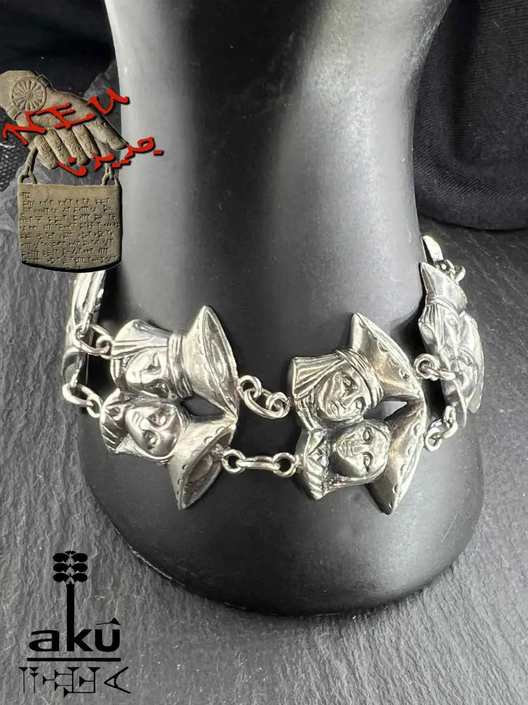 Vintage 835 Silberarmband aus Ecuador mit skulptierten Doppelface-Gliedern und oxidierter Oberfläche, inspiriert von lateinamerikanischer Volkskunst und traditionellen Festen – handgefertigtes ethnisches Schmuckstück, 19 cm lang, ca. 50 g, 835 punziert.