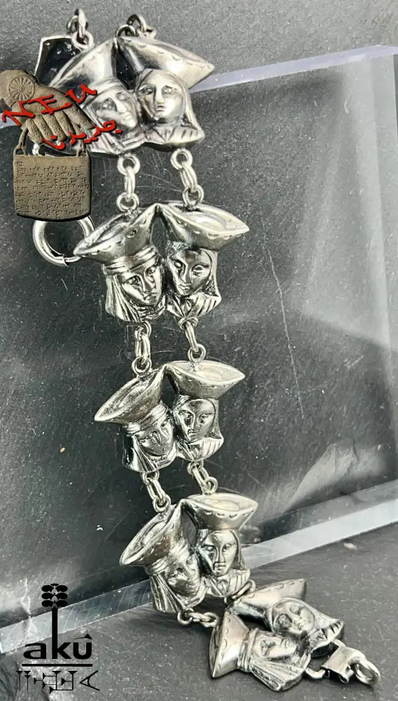 Vintage 835 Silberarmband aus Ecuador mit skulptierten Doppelface-Gliedern und oxidierter Oberfläche, inspiriert von lateinamerikanischer Volkskunst und traditionellen Festen – handgefertigtes ethnisches Schmuckstück, 19 cm lang, ca. 50 g, 835 punziert.