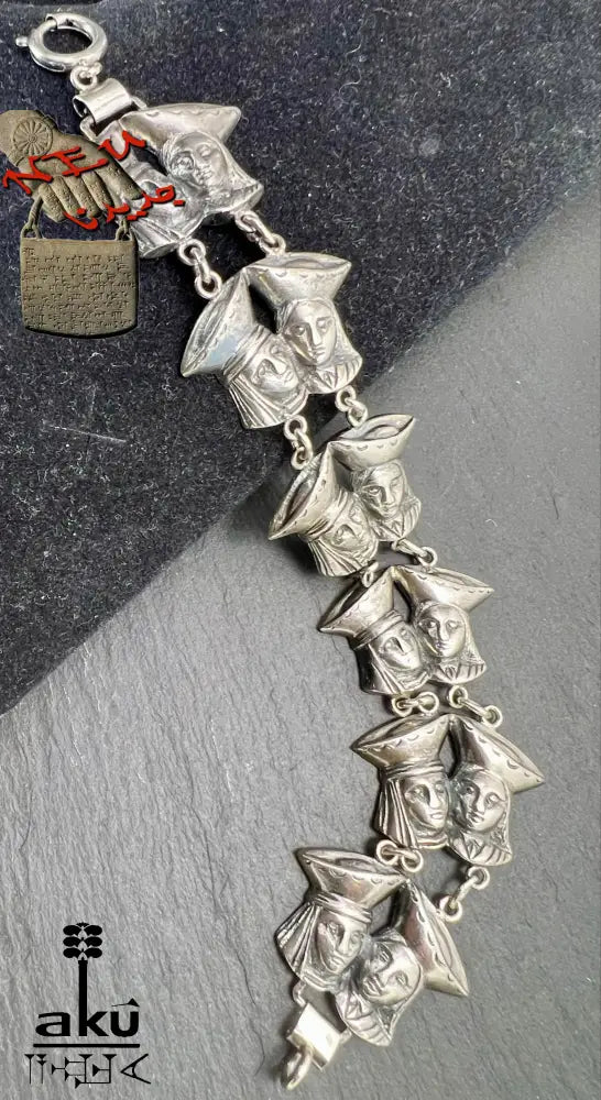 Vintage 835 Silberarmband aus Ecuador mit skulptierten Doppelface-Gliedern und oxidierter Oberfläche, inspiriert von lateinamerikanischer Volkskunst und traditionellen Festen – handgefertigtes ethnisches Schmuckstück, 19 cm lang, ca. 50 g, 835 punziert.