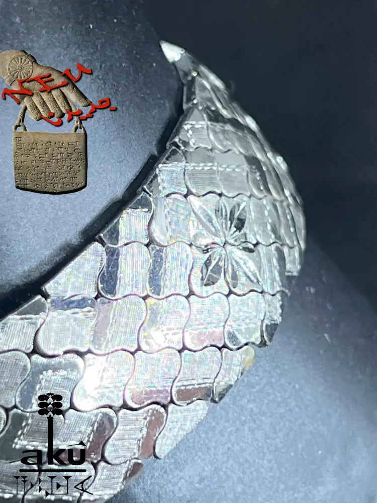 Armband auf schwarzem Display mit strukturierten Gliedern