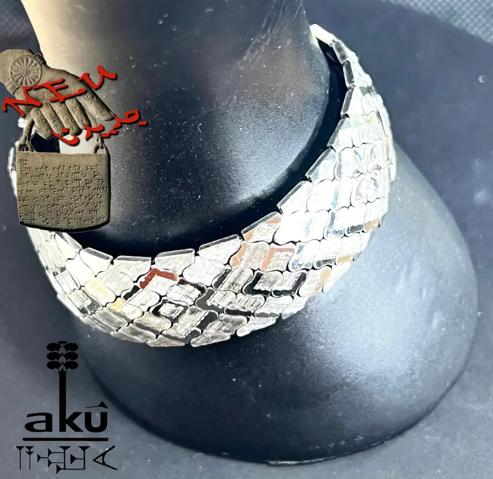 Armband auf schwarzem Display mit strukturierten Gliedern