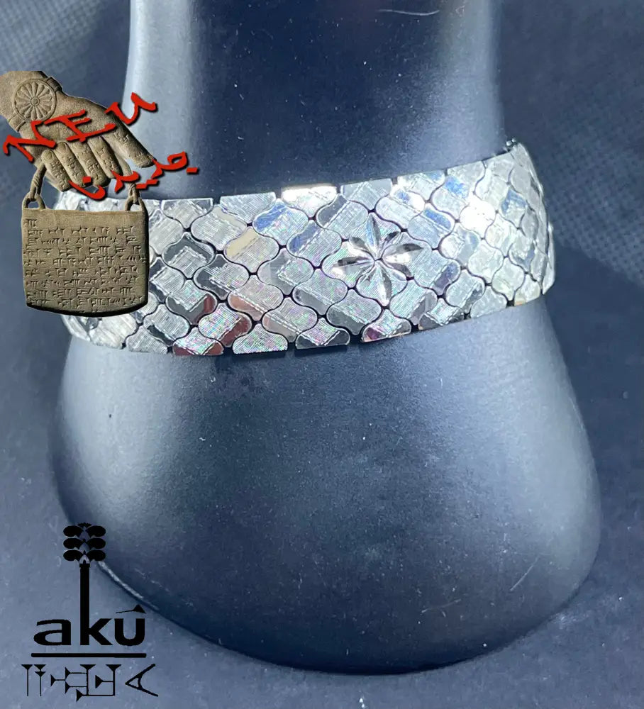 Armband auf schwarzem Display mit strukturierten Gliedern