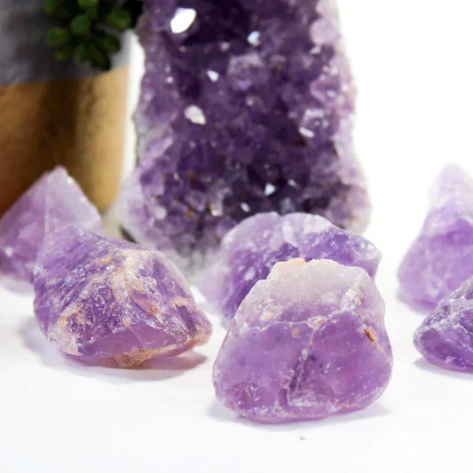 Amethyst rohstein. Geburtsstein des Februars