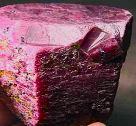 Der Stein der Leidenschaft, Kraft und Vitalität  Der leuchtend rote Rubin zählt zu den kraftvollsten Edelsteinen der Welt. Seit Jahrhunderten wird er als Symbol der Liebe, des Mutes und der inneren Stärke verehrt.