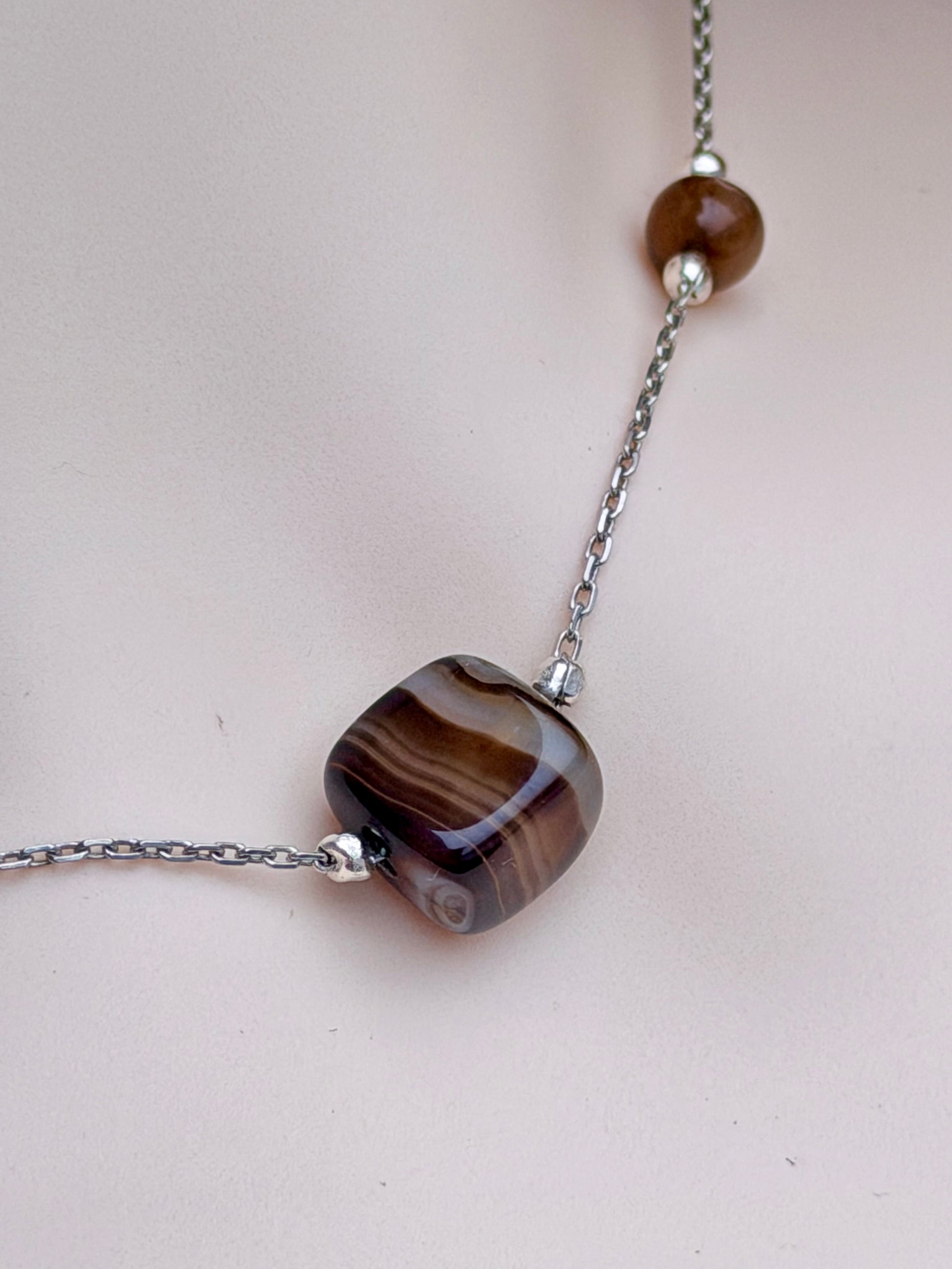 Detailliertes Bild: 925er Sterling Silberkette mit natürlichen Achat-Nugget-Perlen in Braun