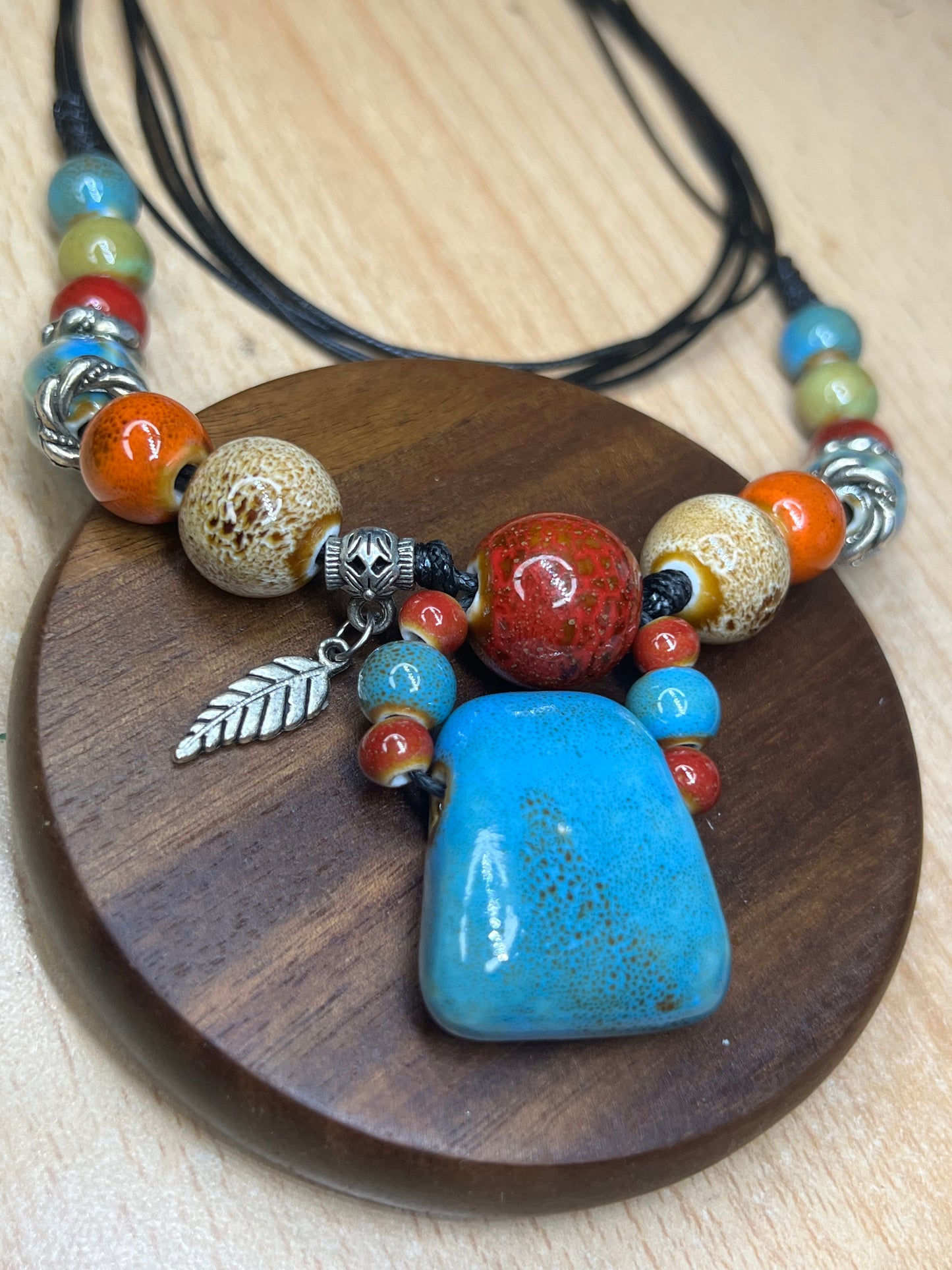 Vintage Keramik Halskette mit Federanhänger – handgefertigter Schmuck