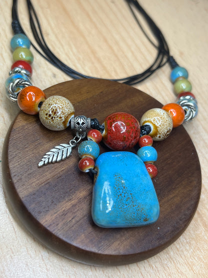 Vintage Keramik Halskette mit Federanhänger – handgefertigter Schmuck