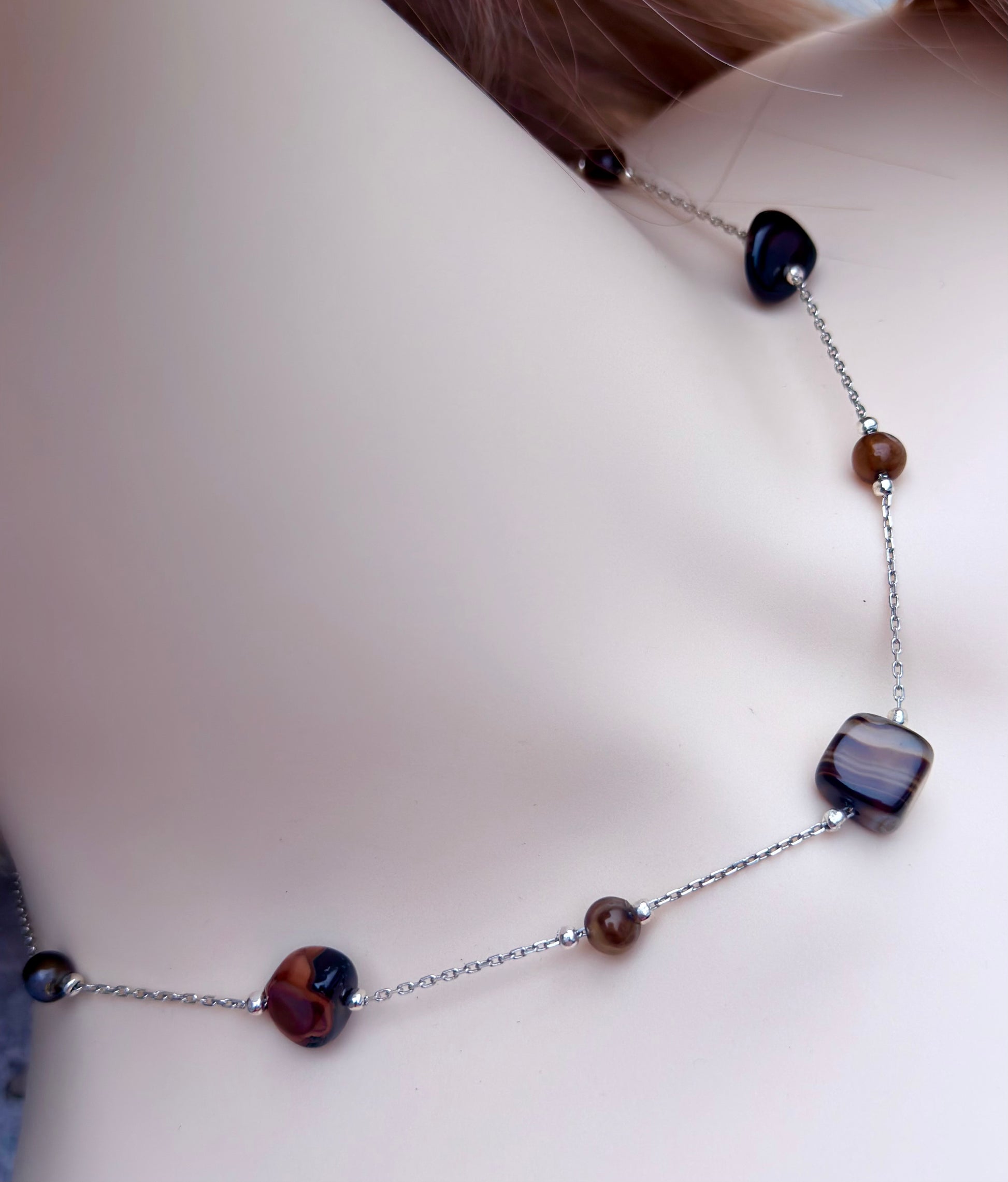 925er Sterling Silberkette mit natürlichen Achat-Nugget-Perlen in Braun.