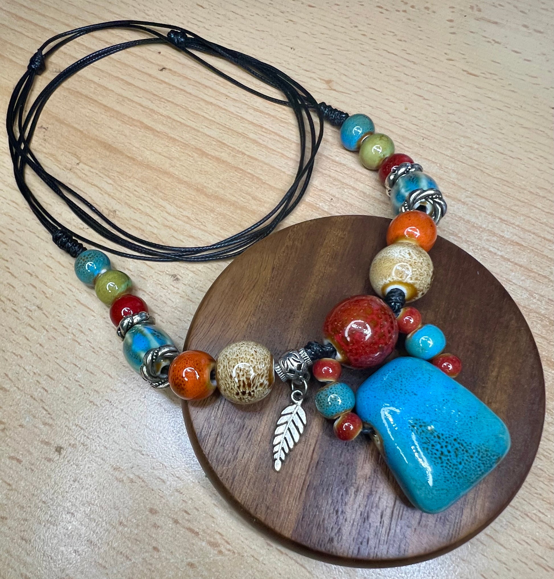 Vintage Keramik Halskette mit Federanhänger – handgefertigter Schmuck