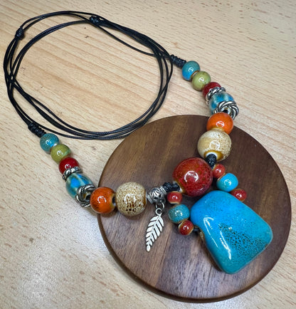 Vintage Keramik Halskette mit Federanhänger – handgefertigter Schmuck