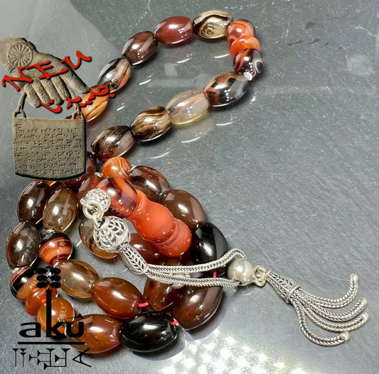 33-Perlen Tasbih aus Naturachat mit 925er Silberquaste, zeigt polierte Perlen in Brauntönen und feine Silberdetails.