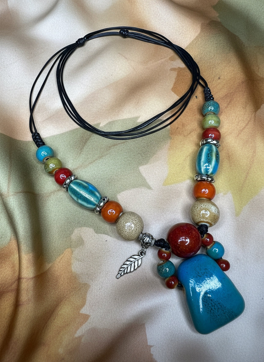 Vintage Keramik Halskette mit Federanhänger – handgefertigter Schmuck
