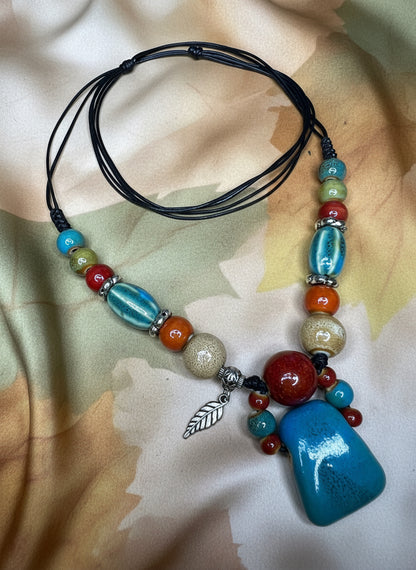 Vintage Keramik Halskette mit Federanhänger – handgefertigter Schmuck