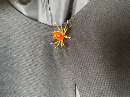Vintage Spinnen-Brosche mit Bernstein aus den 1990er Jahren vereint Naturinspiration mit einem Hauch von Gothic-Ästhetik