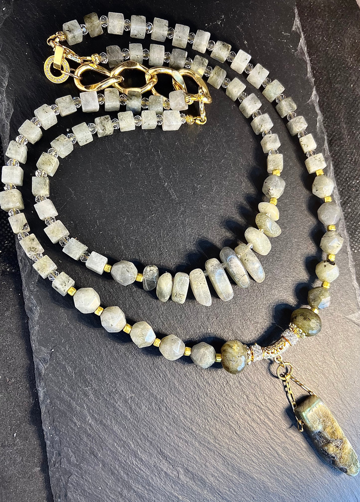 Labradorite gemstone black moonstone raw edelstein necklace halskette schmuck handmade vergoldet gold plated حجر الطاووس القمر الاسود لابرادورايت