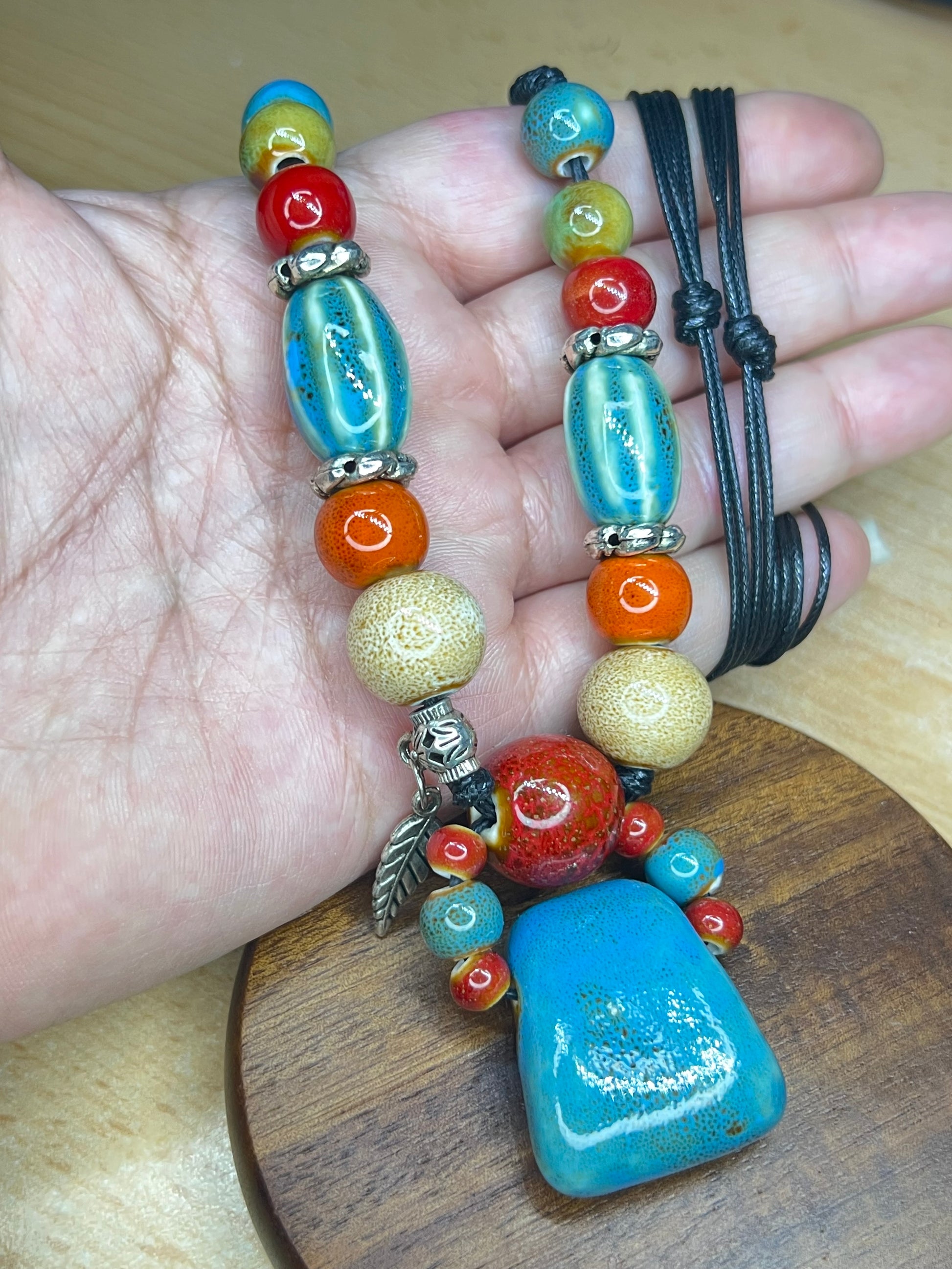 Vintage Keramik Halskette mit Federanhänger – handgefertigter Schmuck