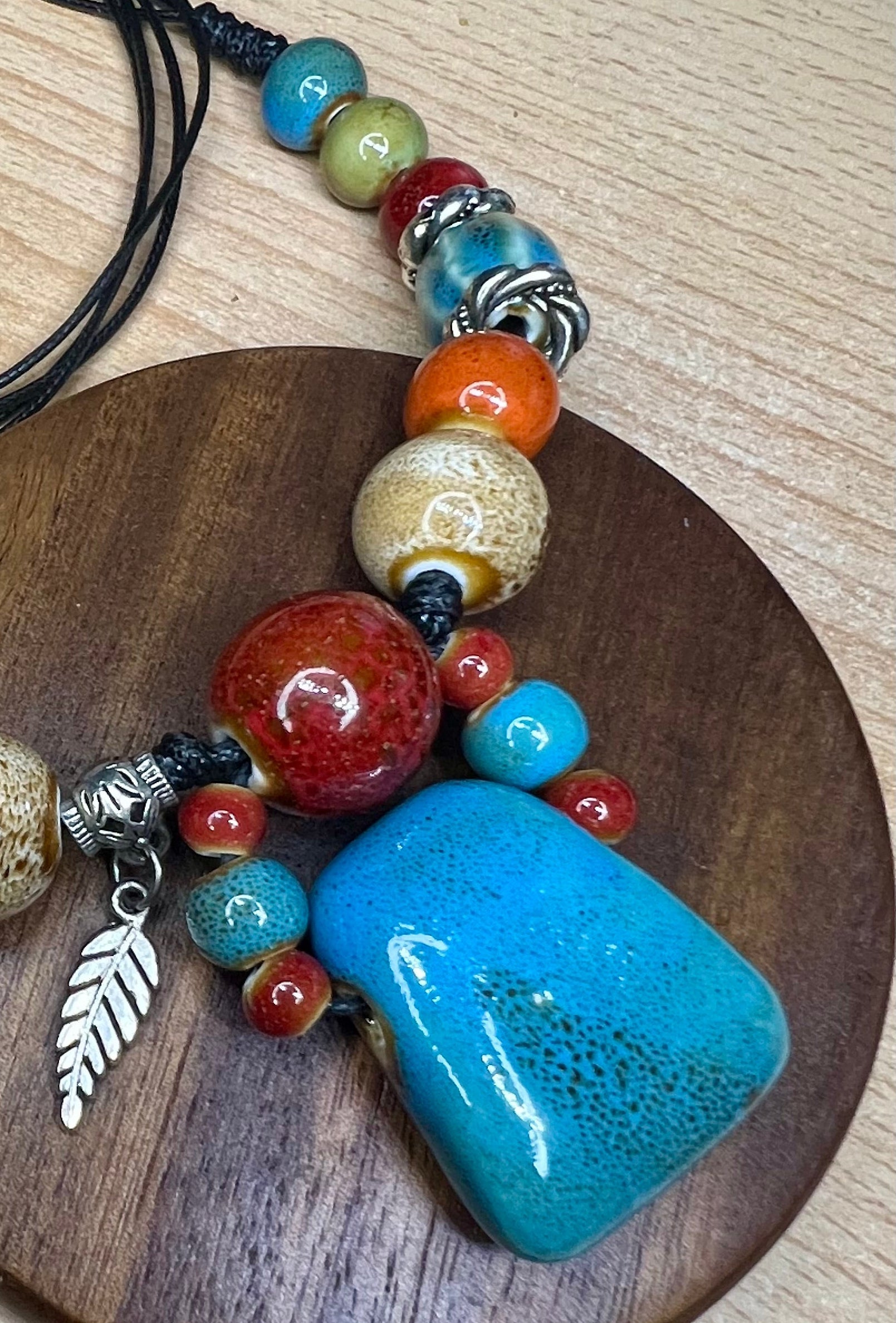 Vintage Keramik Halskette mit Federanhänger – handgefertigter Schmuck