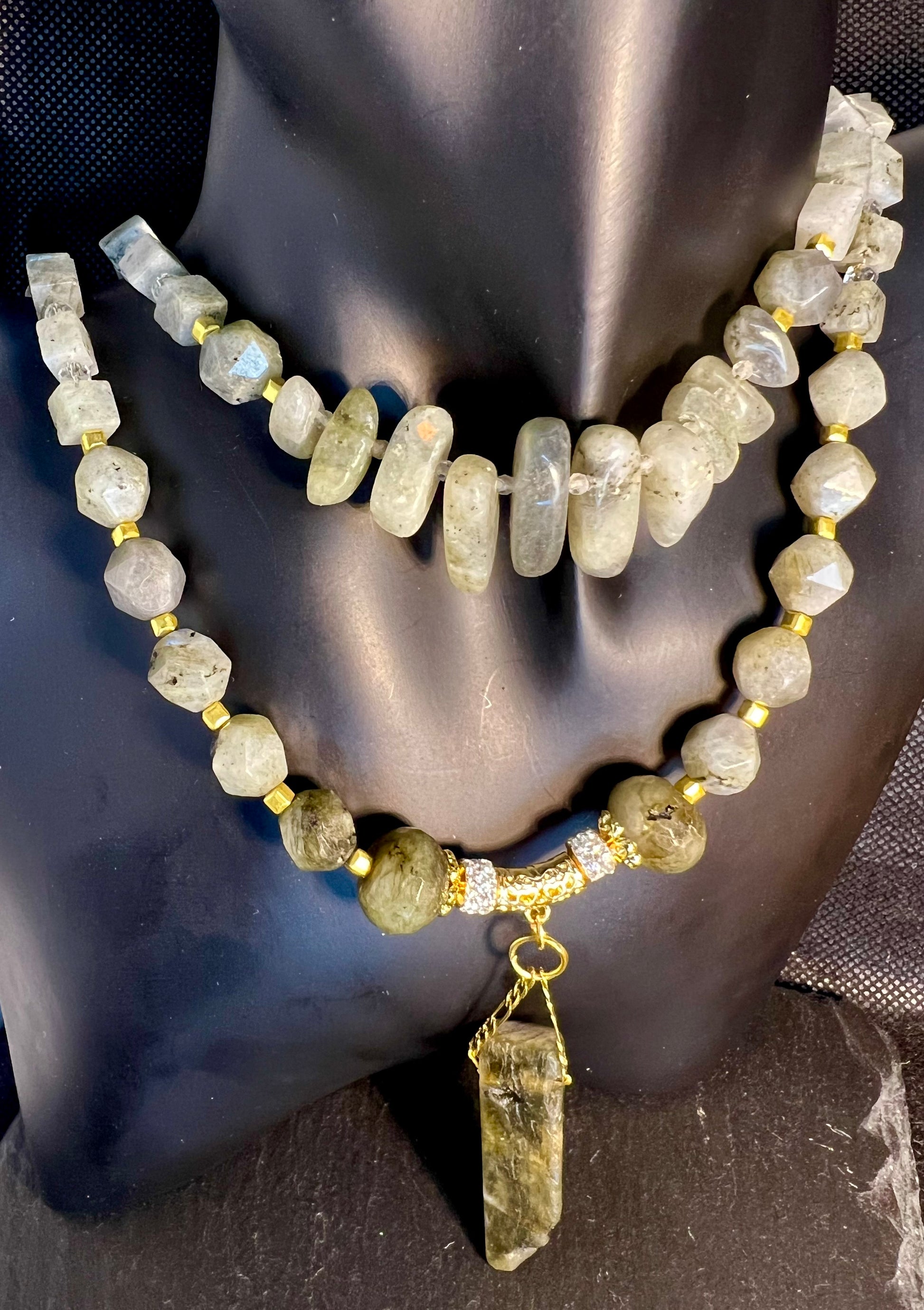 Labradorite gemstone black moonstone raw edelstein necklace halskette schmuck handmade vergoldet gold plated حجر الطاووس القمر الاسود لابرادورايت