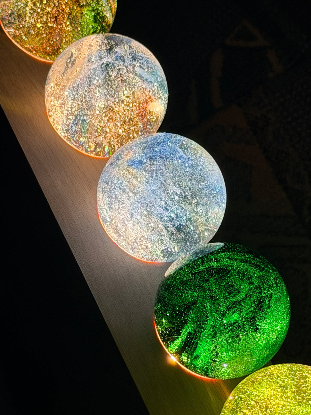3D Planet Galaxy Kristallkugeln mit LED Holzsockel 7er Set Deko Nachtlicht, für die 7 Chakras