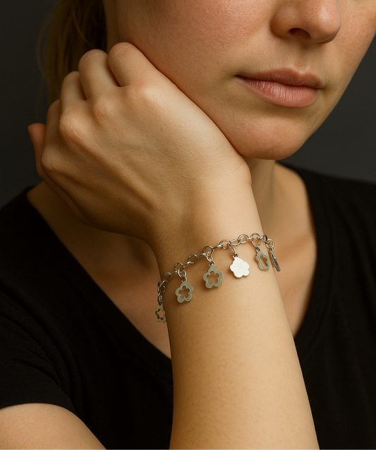 Nahaufnahme eines Vintage-Armbands aus 925 Silber mit Blümchen-Anhängern, filigraner Kette und Design aus den 1980er Jahren. Ai Model