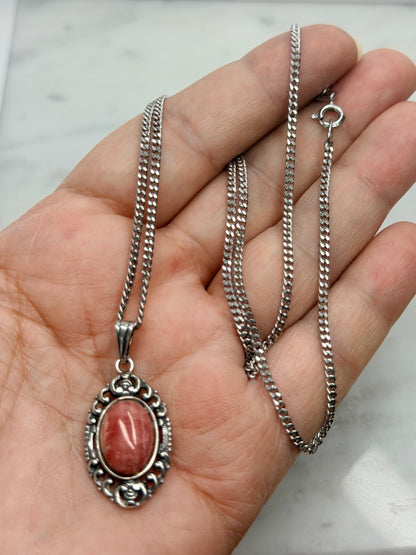 Vintage Rhodochrosit Anhänger Kette – Elegantes, verziertes Silber, Klassische Eleganz auf einem Hand