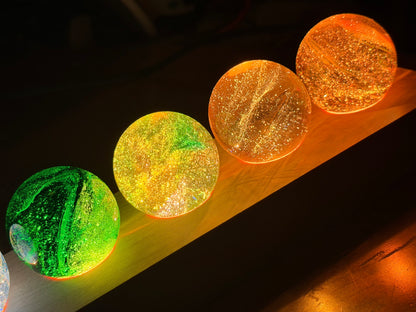 3D Planet Galaxy Kristallkugeln mit LED Holzsockel 7er Set Deko Nachtlicht, für die 7 Chakras