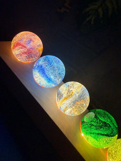 3D Planet Galaxy Kristallkugeln mit LED Holzsockel 7er Set Deko Nachtlicht, für die 7 Chakras