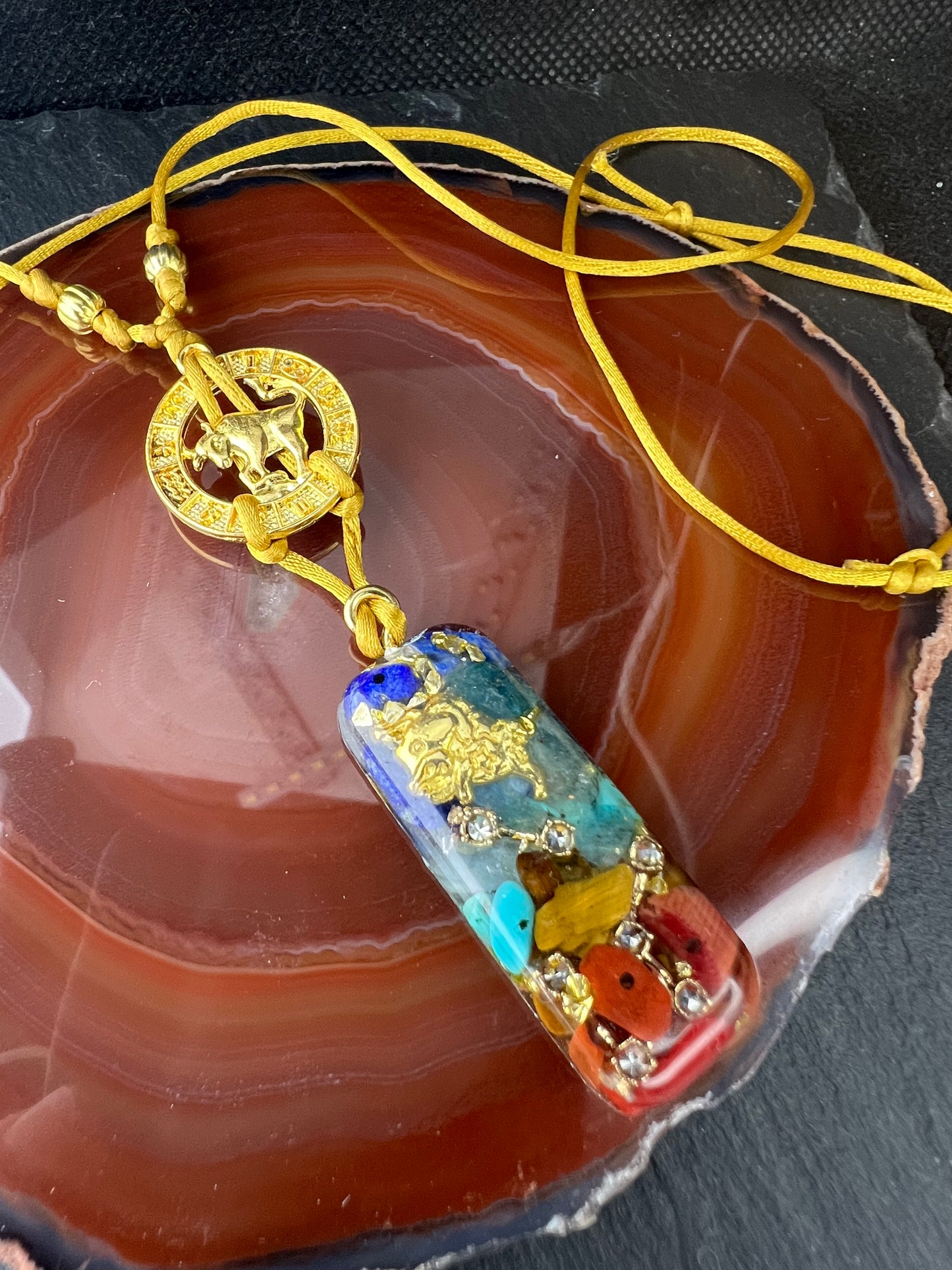 Taurus ♉️ Halskette Edelstein Gold Energieanhänger Harz, Reiki-Meditationsenergie