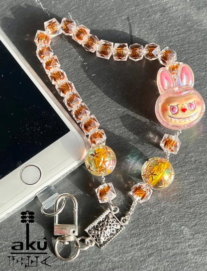 Bunte Acryl Handy-Kette mit Labubu-Style Charm – Perlen Handyband