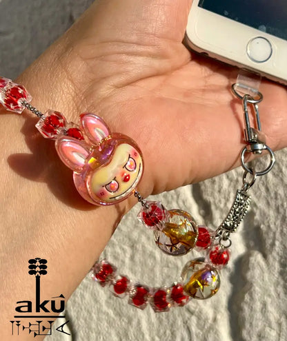 Bunte Acryl Handy-Kette mit Labubu-Style Charm – Perlen Handyband