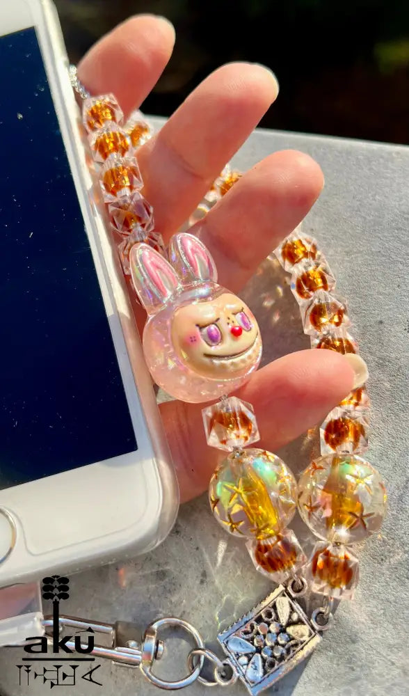 Bunte Acryl Handy-Kette mit Labubu-Style Charm – Perlen Handyband