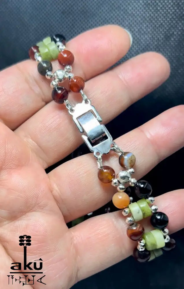 Breites Unisex-Armband mit Quaste, Sumerisch inspiriertes Schmuckdesign mit Edelsteinen