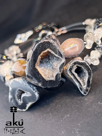 Ein zweireihiges Armreif Roher Sulemani Achat Geod Rutilquarz Gedächtnisdraht Armband