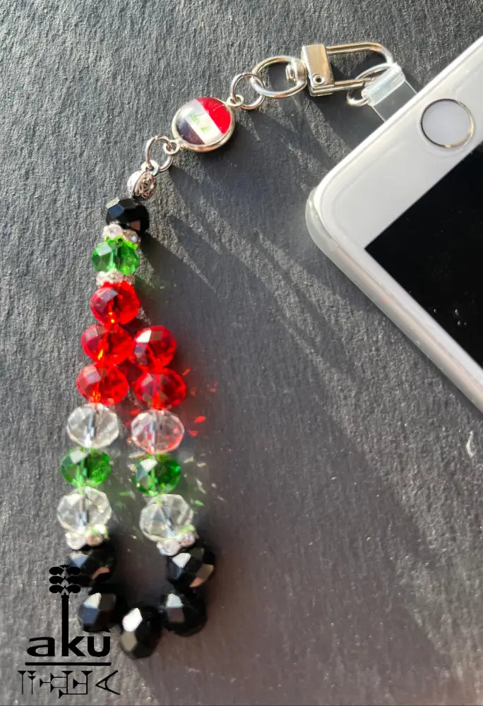 Handykette aus glänzenden Kristale Glasperlen&nbsp;in Form eines kleinen Gebetskranzes vereint ein verspieltes Design mit einer kleinen Flaggenmedaille.