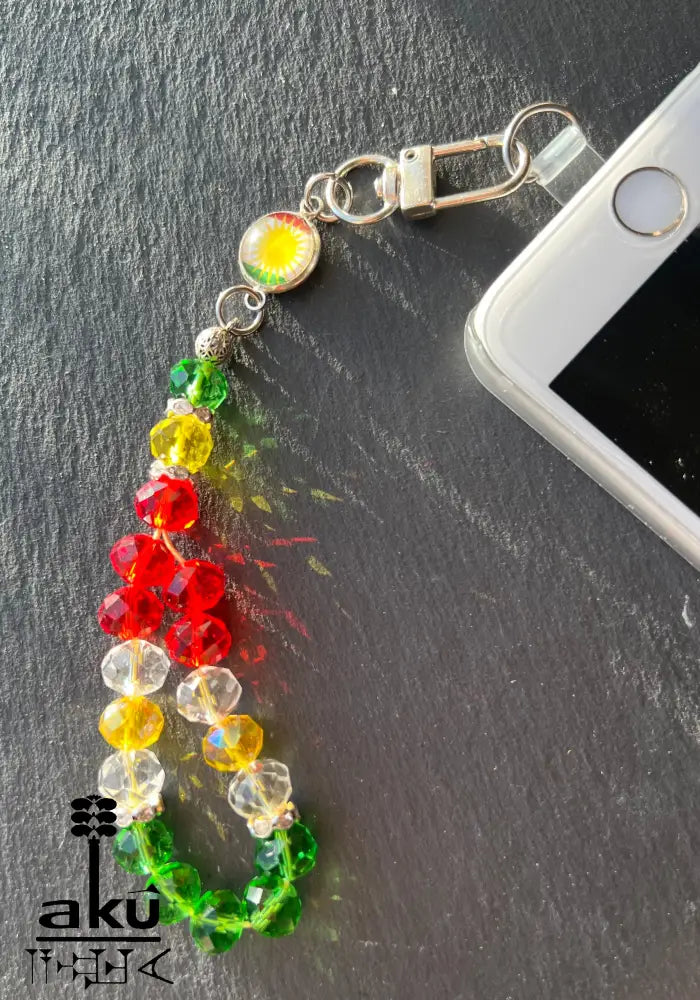 Handykette aus glänzenden Kristale Glasperlen&nbsp;in Form eines kleinen Gebetskranzes vereint ein verspieltes Design mit einer kleinen Flaggenmedaille.