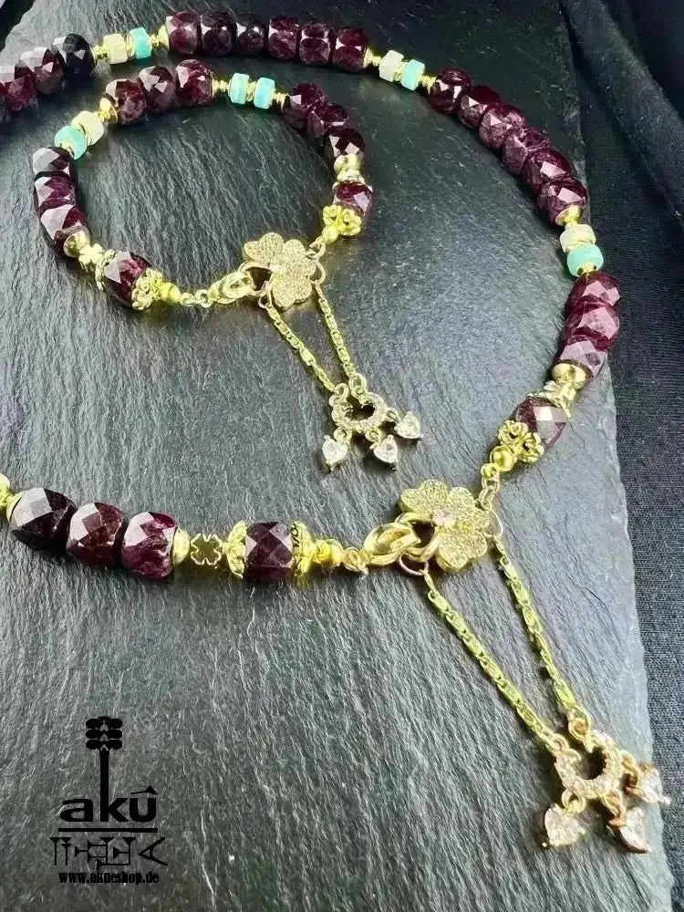 Natürliches Granat - und Amazonit - Set Halskette und Armband vergoldet, Januar - Glücksstein, Steinbock Sternzeichen Herz und Halschakra - Energie - AkueShop