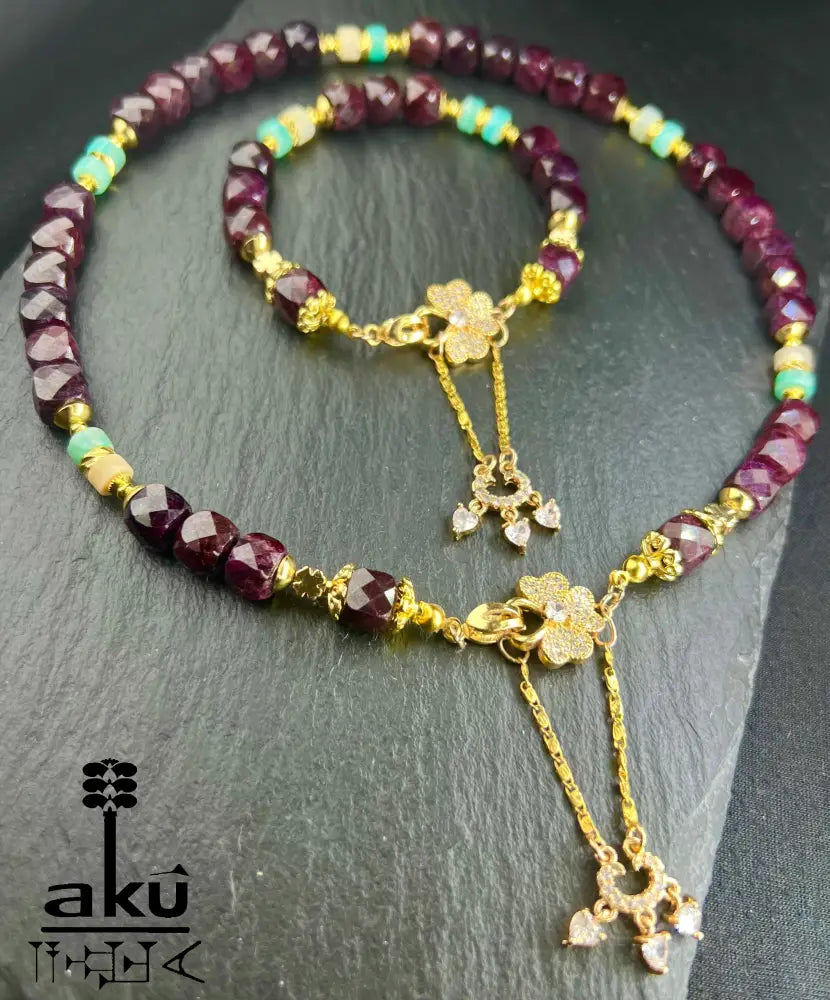 Natürliches Granat - und Amazonit - Set Halskette und Armband vergoldet, Januar - Glücksstein, Steinbock Sternzeichen Herz und Halschakra - Energie - AkueShop