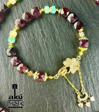 Natürliches Granat - und Amazonit - Set Halskette und Armband vergoldet, Januar - Glücksstein, Steinbock Sternzeichen Herz und Halschakra - Energie - AkueShop