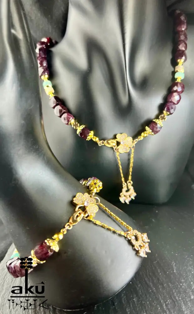 Natürliches Granat - und Amazonit - Set Halskette und Armband vergoldet, Januar - Glücksstein, Steinbock Sternzeichen Herz und Halschakra - Energie - AkueShop