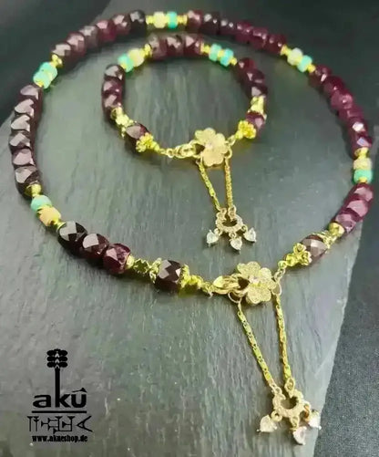 Natürliches Granat - und Amazonit - Set Halskette und Armband vergoldet, Januar - Glücksstein, Steinbock Sternzeichen Herz und Halschakra - Energie - AkueShop