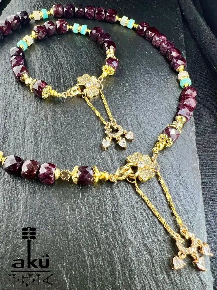 Natürliches Granat - und Amazonit - Set Halskette und Armband vergoldet, Januar - Glücksstein, Steinbock Sternzeichen Herz und Halschakra - Energie - AkueShop