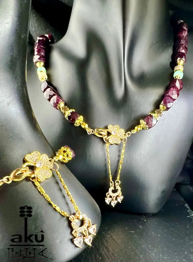 Natürliches Granat - und Amazonit - Set Halskette und Armband vergoldet, Januar - Glücksstein, Steinbock Sternzeichen Herz und Halschakra - Energie - AkueShop