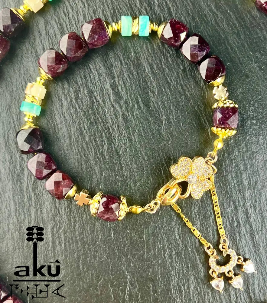 Natürliches Granat - und Amazonit - Set Halskette und Armband vergoldet, Januar - Glücksstein, Steinbock Sternzeichen Herz und Halschakra - Energie - AkueShop