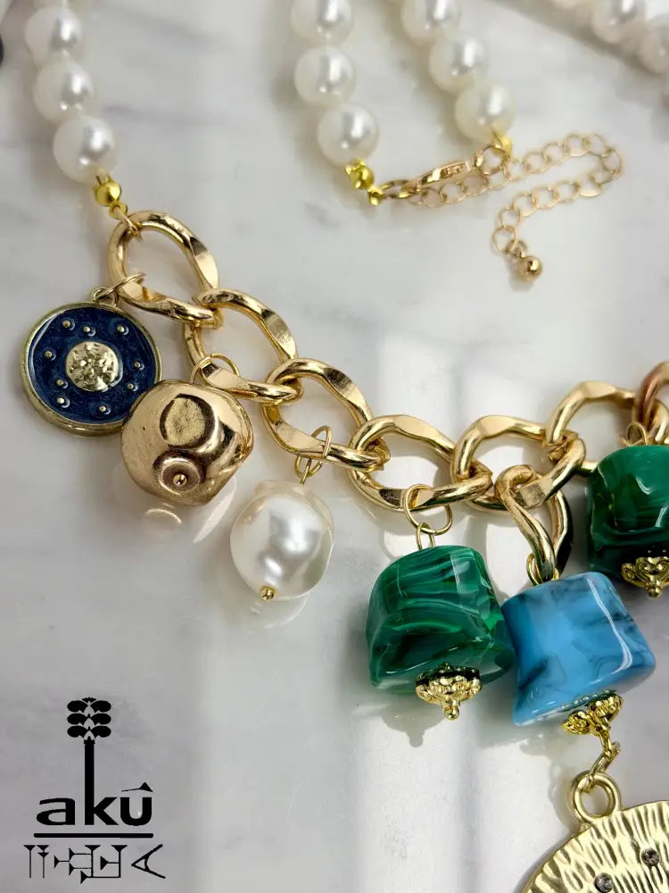 Nahaufnahme der Große Choker, Maritimes Statement, goldene-tone Kette, Malachit- und Türkis-Imitation