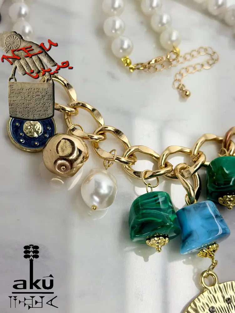 Nahaufnahme der Große Choker, Maritimes Statement, goldene-tone Kette, Malachit- und Türkis-Imitation